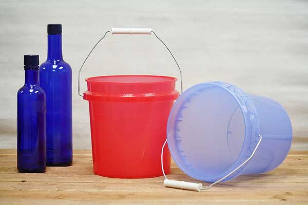 plastic paint buckets with lids